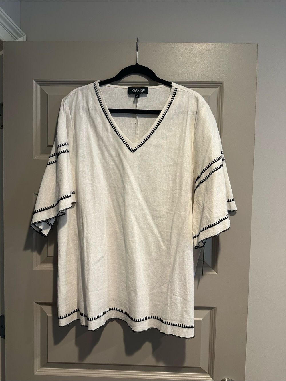 Jones & Co White V-Neck Embroidered Tunic Top